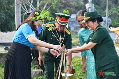 Cục Chính trị Quân khu 9 về nguồn, tặng quà tại Kiên Giang