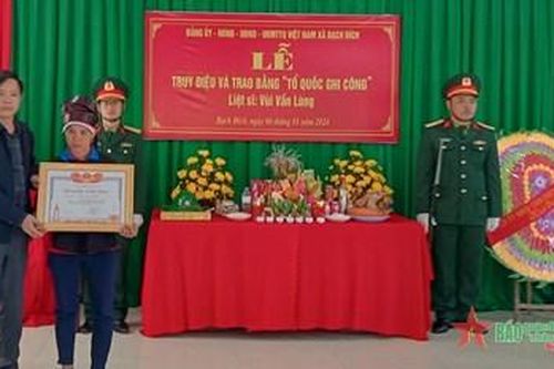 Trao Bằng Tổ quốc ghi công Liệt sĩ Vùi Vần Lùng