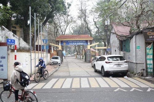 Ngăn chặn ô tô 'vây' cổng trường học tạo không gian an toàn cho học sinh