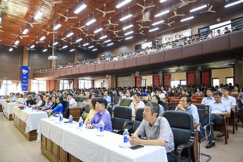 Hàng trăm HS, SV Trường ĐH Sư phạm Huế xúc động với những câu chuyện về Bác Hồ