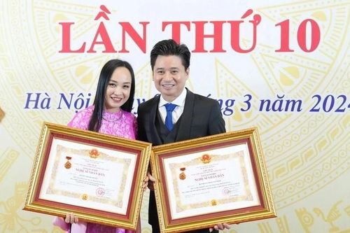 Vợ chồng nghệ sĩ Thu Huyền và Tấn Minh cùng được trao tặng danh hiệu Nghệ sĩ nhân dân