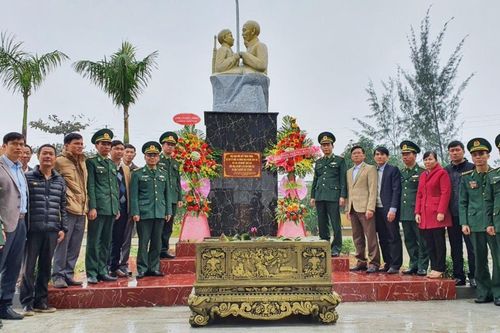'Bác Hồ với chiến sĩ Biên phòng'