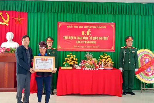 Trao Bằng Tổ quốc ghi công cho thân nhân gia đình Liệt sỹ Vùi Vần Lùng