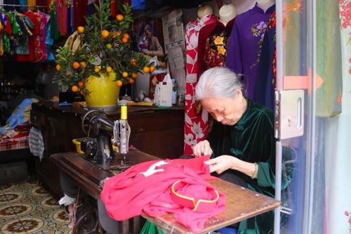Người phụ nữ ở Hà Nội gắn cả đời với những tà áo dài truyền thống