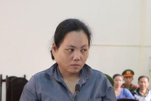 Mâu thuẫn việc bế con, vợ đổ xăng đốt chồng