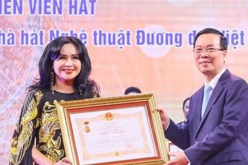 Khoảnh khắc gần 400 nghệ sĩ xúc động nhận danh hiệu NSND, NSƯT