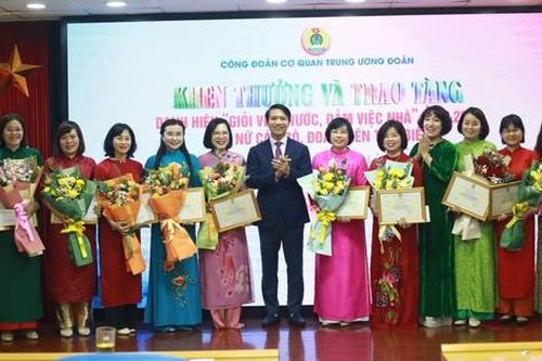 Biểu dương 30 nữ cán bộ cơ quan Trung ương Đoàn 'Giỏi việc nước, đảm việc nhà'