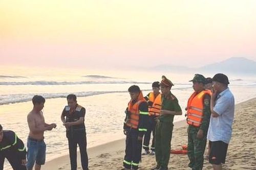 Bủa lưới bắt cá gần bờ, một người dân bị sóng cuốn tử vong tại biển Lăng Cô