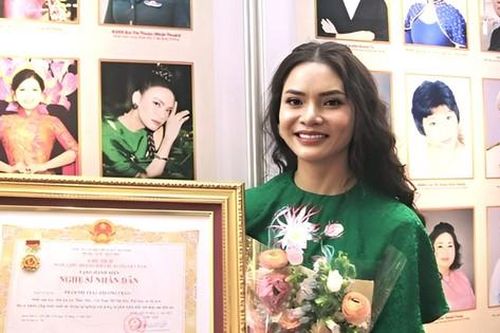 Nữ ca sĩ trẻ nhất đi nhận danh hiệu NSND