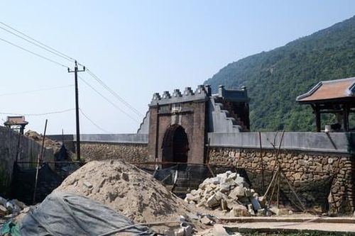 Hải Vân quan còn ngổn ngang sau 2 năm tu bổ vì vướng đường dây điện