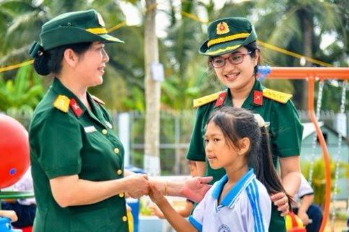 Quân khu 9 bàn giao thiết bị vui chơi, tặng quà cho thiếu nhi vượt khó học giỏi