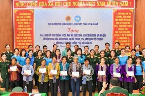 Cục Chính trị Quân khu 9 tặng quà gia đình chính sách, phụ nữ khó khăn
