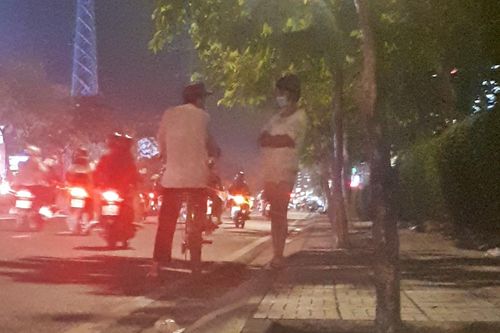 Nợ nần, gái làng chơi U70 đứng đường mỗi đêm, khoe 'mối ruột' toàn người trẻ