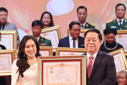 Từng bị mất giọng hát, nghệ sĩ Thu Lan hạnh phúc đón nhận danh hiệu NSƯT
