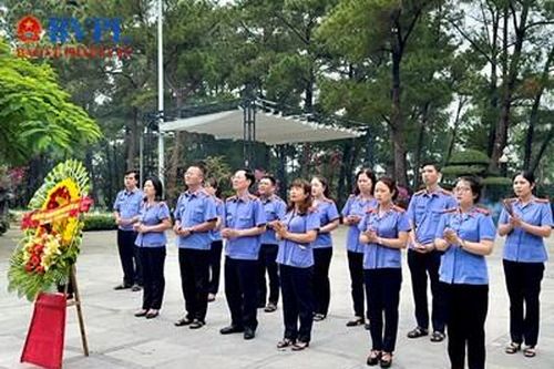 VKSND quận Thanh Khê dâng hương tại Nghĩa trang liệt sĩ Quốc gia Trường Sơn