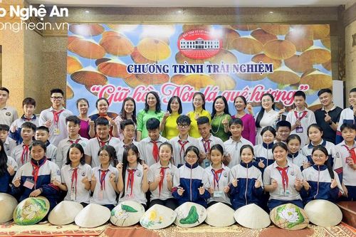 Học sinh hào hứng trải nghiệm làm nón lá tại Bảo tàng Xô viết Nghệ Tĩnh
