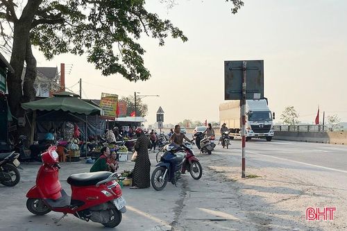 Hiểm nguy rình rập từ chợ cóc tự phát bên quốc lộ 1 ở Hà Tĩnh