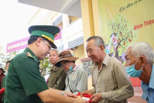 Bộ đội Biên phòng đồng hành cùng người dân giữ từng tấc đất vùng biên