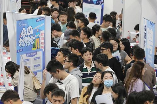 Thanh niên Trung Quốc đối mặt nguy cơ bị lừa tiền khi tìm việc làm qua mạng