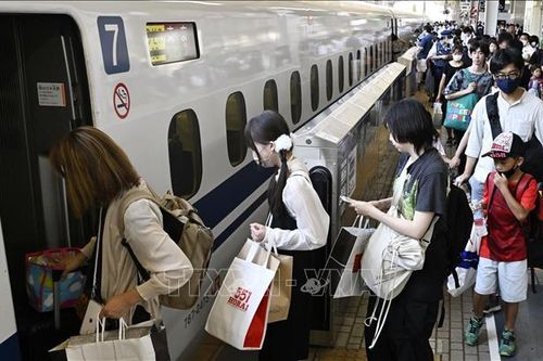 Nhật Bản: Tàu cao tốc chạy quá ga, trên 30.000 hành khách bị ảnh hưởng