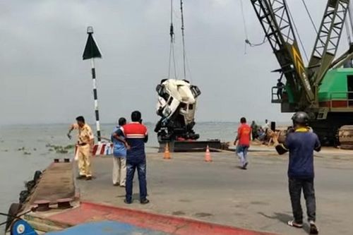 Đồng Tháp: Trượt mỏ phà, xe tải lao thẳng xuống sông Tiền