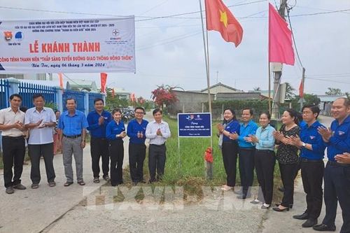 Bến Tre trao 5.000 lá cờ thực hiện công trình 'Đường cờ Tổ quốc'