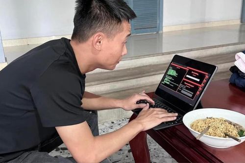 Hoa hậu Thùy Tiên than thở vì Facebook bị lỗi, Quang Linh thật sự là 'hacker'