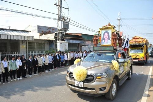 Nghẹn ngào khoảnh khắc hàng trăm học sinh xếp hàng tiễn biệt 2 bạn nhỏ tử nạn trên đường làm thiện nguyện