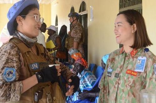 Bác sĩ 'mũ nồi xanh' chăm sóc sức khỏe cho phụ nữ và trẻ em gái tại Nam Sudan
