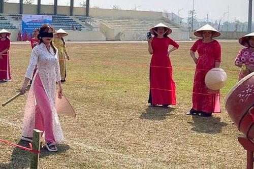 Phụ nữ Tân Lạc tổ chức nhiều trò chơi dân gian hưởng ứng 'Tuần lễ áo dài' năm 2024