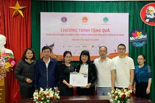 Báo PNVN tặng quà Mottainai cho trẻ mồ côi, khó khăn tại Cơ sở Bảo trợ xã hội tổng hợp tỉnh Điện Biên