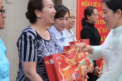 Hội LHPN TPHCM tặng quà 8/3 sớm cho 200 hội viên, phụ nữ khó khăn