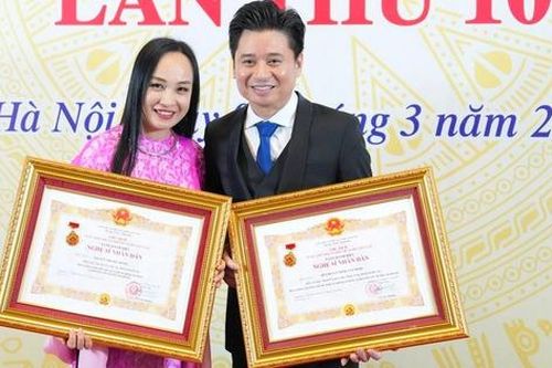 Vợ chồng Thu Huyền - Tấn Minh cùng được phong NSND, Lê Khanh đưa mẹ đi nhận danh hiệu NSƯT
