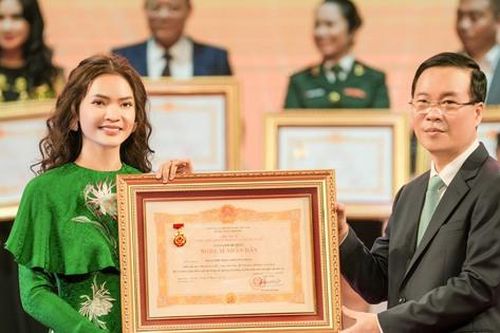 Nữ ca sĩ trẻ nhất được phong tặng NSND: 'Đây là món quà lớn nhất gửi tới cha mẹ'