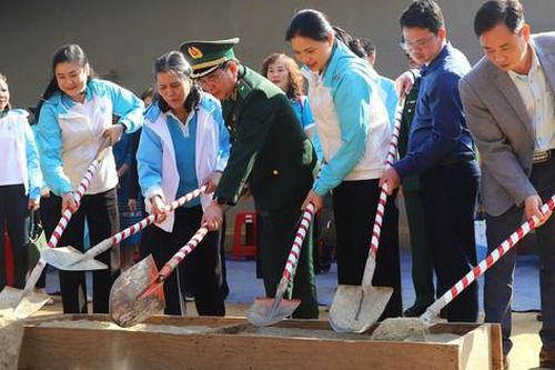 Hội LHPN Việt Nam trao quà và khởi công xây dựng Mái ấm tình thương tại xã Pa Thơm, Điện Biên