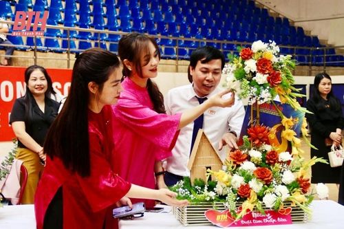 Hội thi 'Cắm hoa nghệ thuật' chào mừng kỷ niệm 114 năm Ngày Quốc tế Phụ nữ 8/3