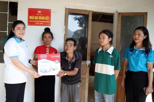 Cả nước hướng về Điện Biên