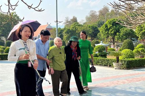 Cô dâu cưới tại mặt trận Điện Biên trở về hôn trường xưa