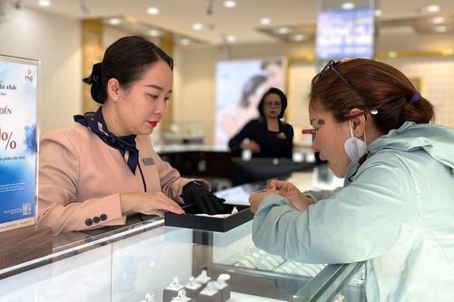 Đa dạng thị trường quà tặng 8-3