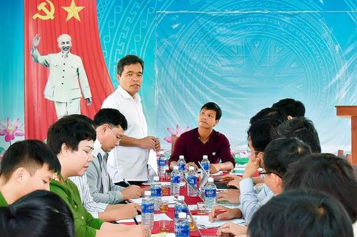 Bí thư Tỉnh ủy Hồ Văn Niên dự sinh hoạt chi bộ tại làng Đê Kôn