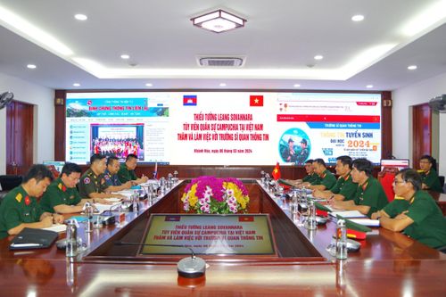 Tùy viên Quốc phòng Campuchia thăm, làm việc với Trường Sĩ quan Thông tin