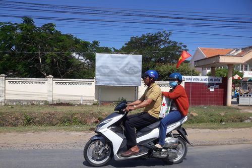 Pa nô tuyên truyền không còn nội dung