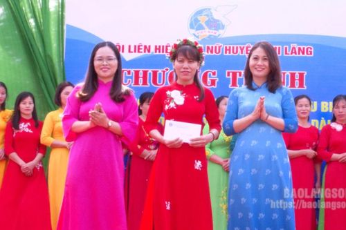 Chi Lăng: Biểu dương chi hội trưởng phụ nữ tiêu biểu và tổ chức đồng diễn dân vũ, trình diễn áo dài