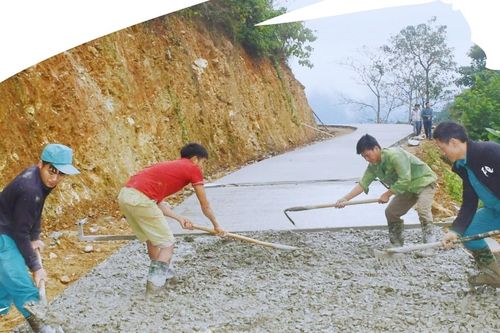 Hết lòng vì việc chung