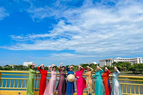 Duyên dáng áo dài phụ nữ Đất Tổ