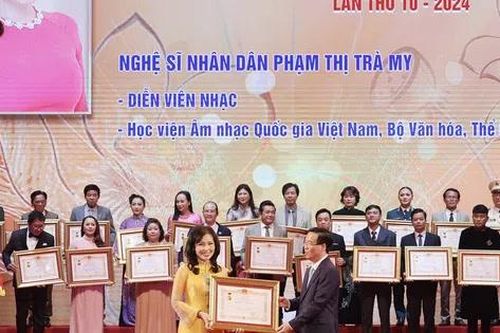 NSND Phạm Trà My - Tiến sĩ Âm nhạc học đầu tiên tại Việt Nam 'tạc' về cây đàn tranh
