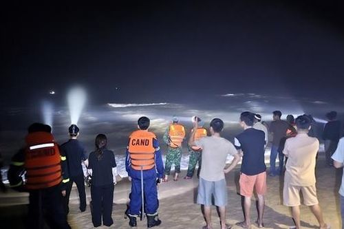 Tìm thấy thi thể người đàn ông bị sóng cuốn trôi ở biển Lăng Cô