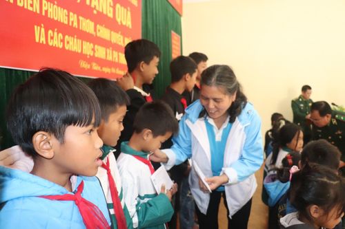 Tặng quà học sinh có hoàn cảnh khó khăn tại Điện Biên