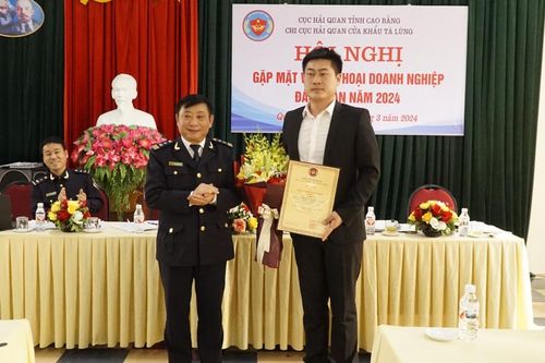 Chi cục Hải quan Cửa khẩu Tà Lùng gặp mặt và đối thoại doanh nghiệp