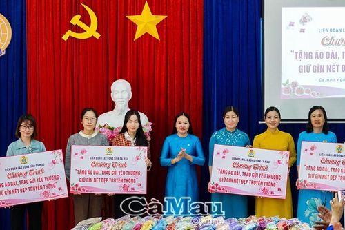 Tặng áo dài, trao gửi yêu thương